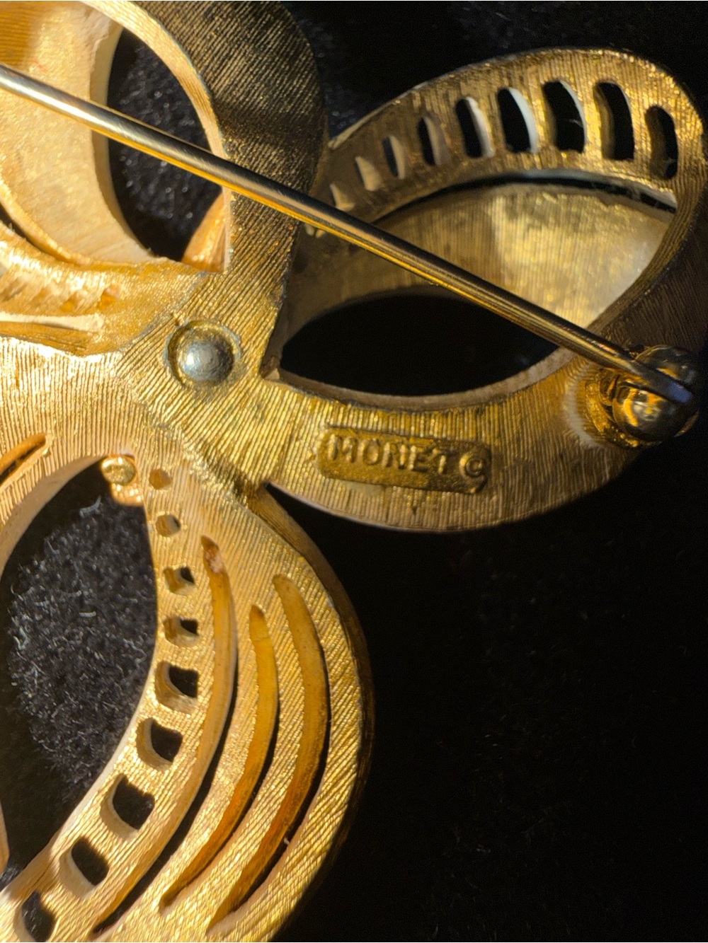 Vintage Monet Ivory Enamel Gold Tone Sculptural Bow Brooch Pin 2” - Picture 3 of 8